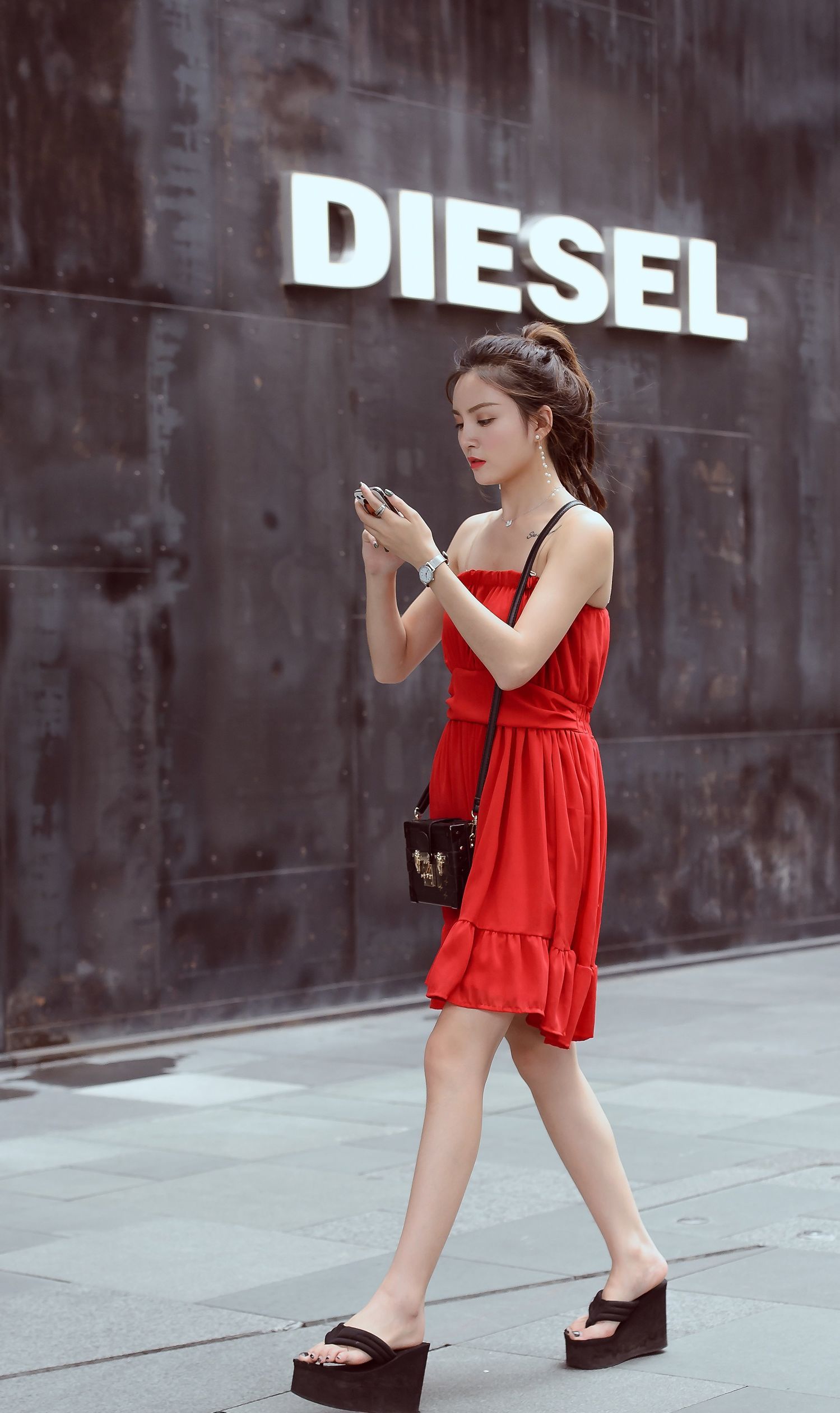 街拍:高马尾女神穿着抹胸裙,香肩小露美腿吸睛,休闲又时尚