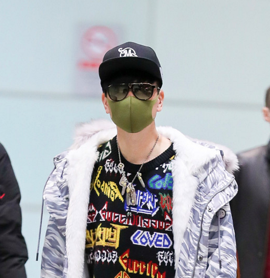 林俊杰戴帽子全副武装引围观,穿潮装帅酷满分获迷妹跟拍人气爆棚