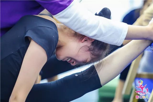 舞研少儿附中考前集训班实拍▲   哭完还要擦干眼泪,笑着去上剧目课