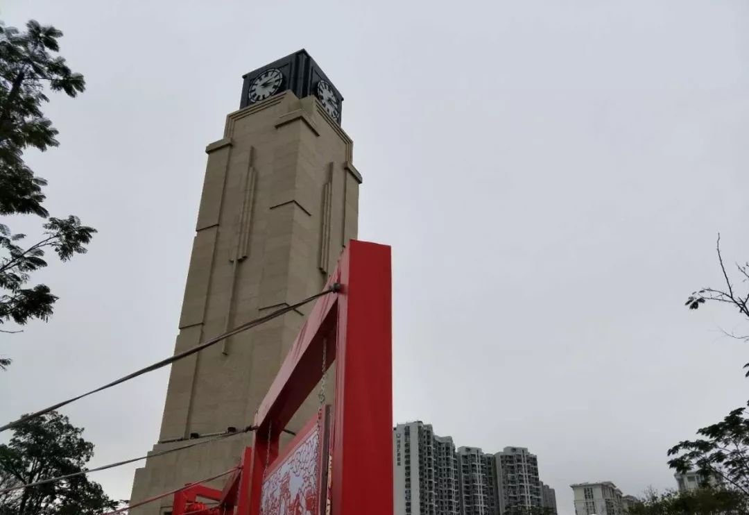 汕头市区开放广场的钟楼时钟停摆,管理人员立即派人修复