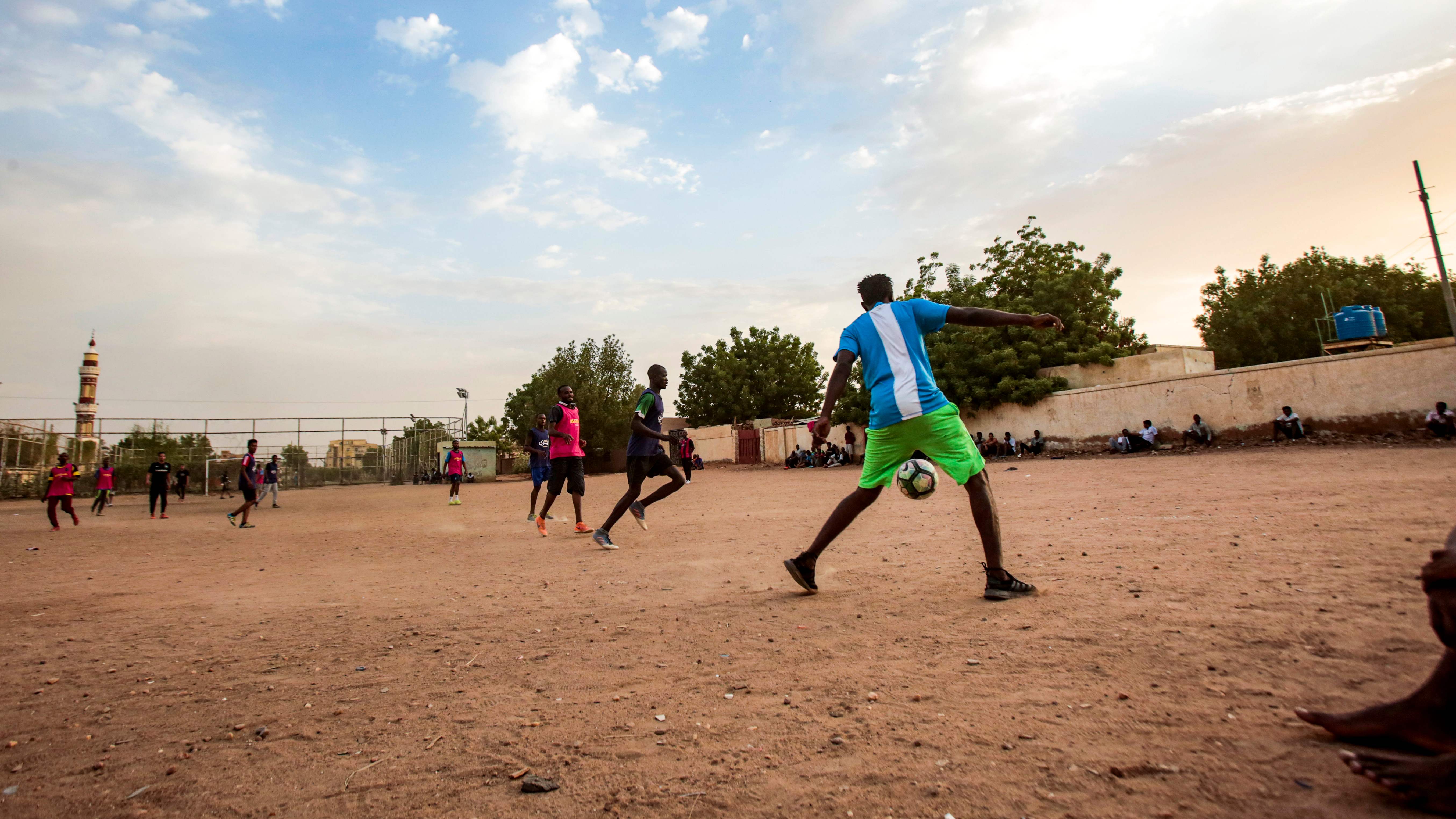 踢足球的苏丹年轻人