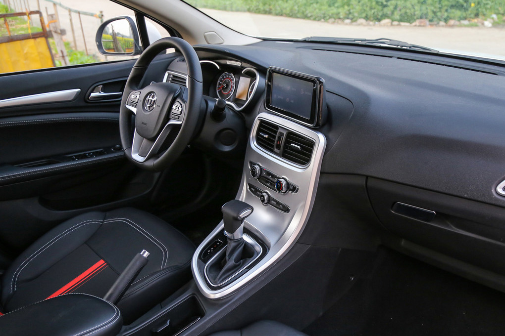 中华h3符合年轻人的审美,内饰设计很新颖,沉稳中不失活力