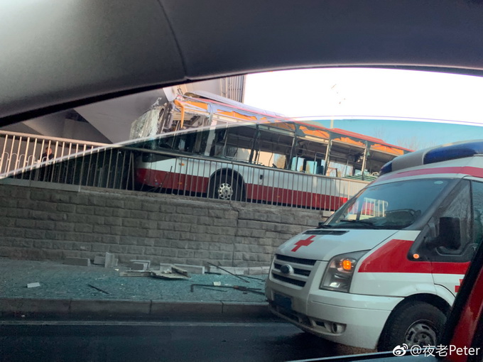 北京33路公交车被卡桥下 车身玻璃破碎 公交集团:正在调查
