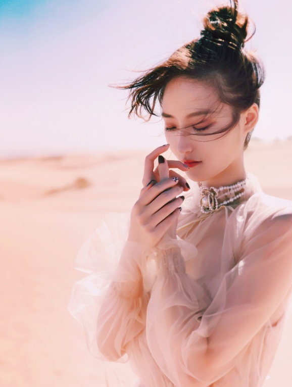 很快拍卖在林义芳的主持下开始,第一件拍卖品是一件三阶灵兵赤焰枪