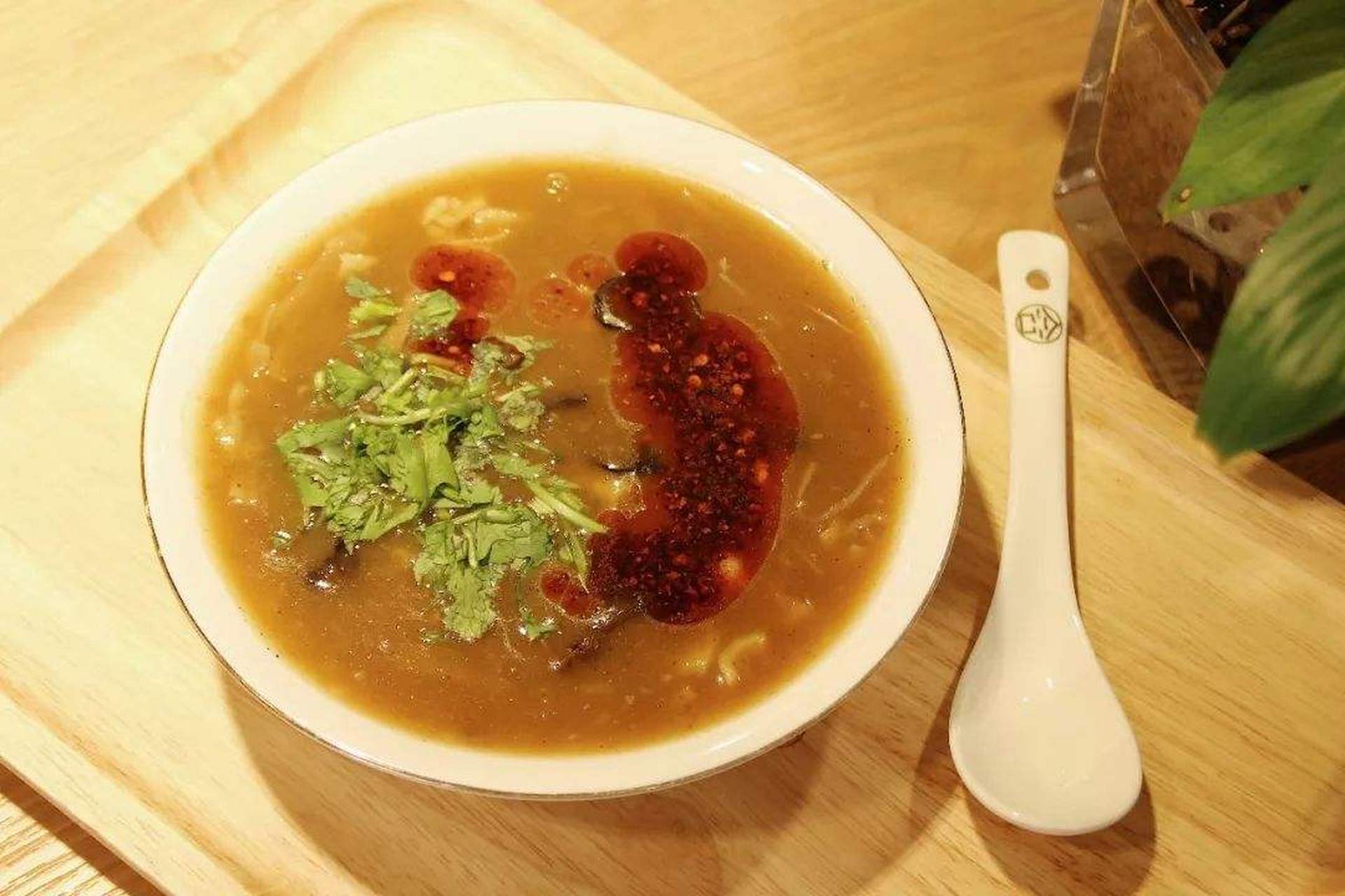 打卡济南夜市#胡辣汤,三十余种天然中草药按比例配制的汤料在加入