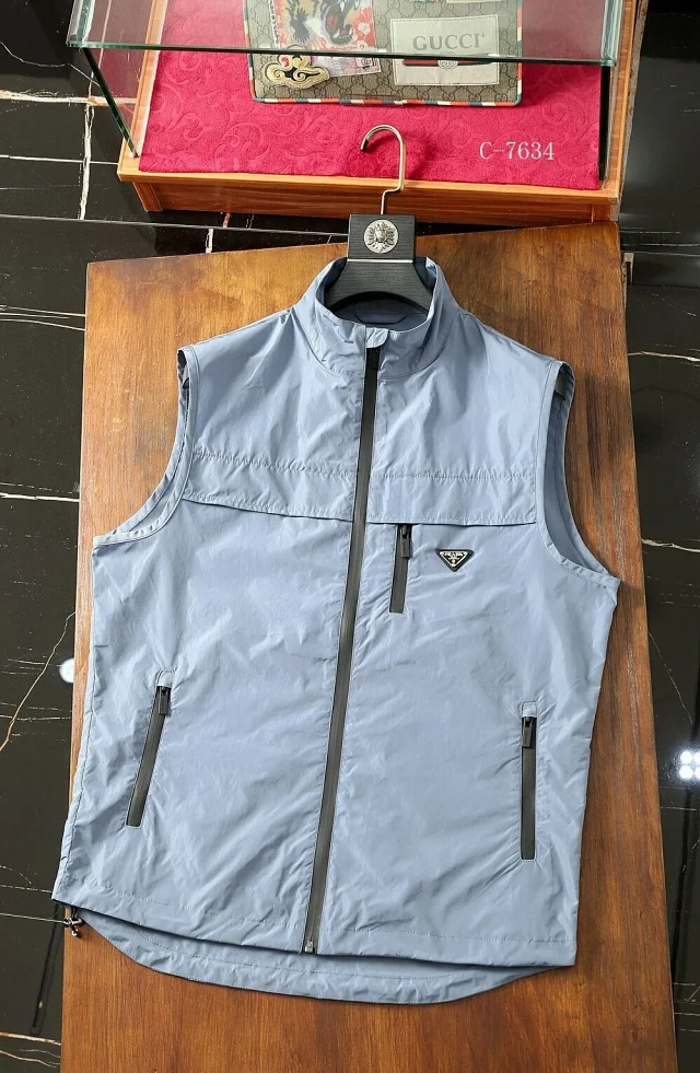 普拉达新款马甲