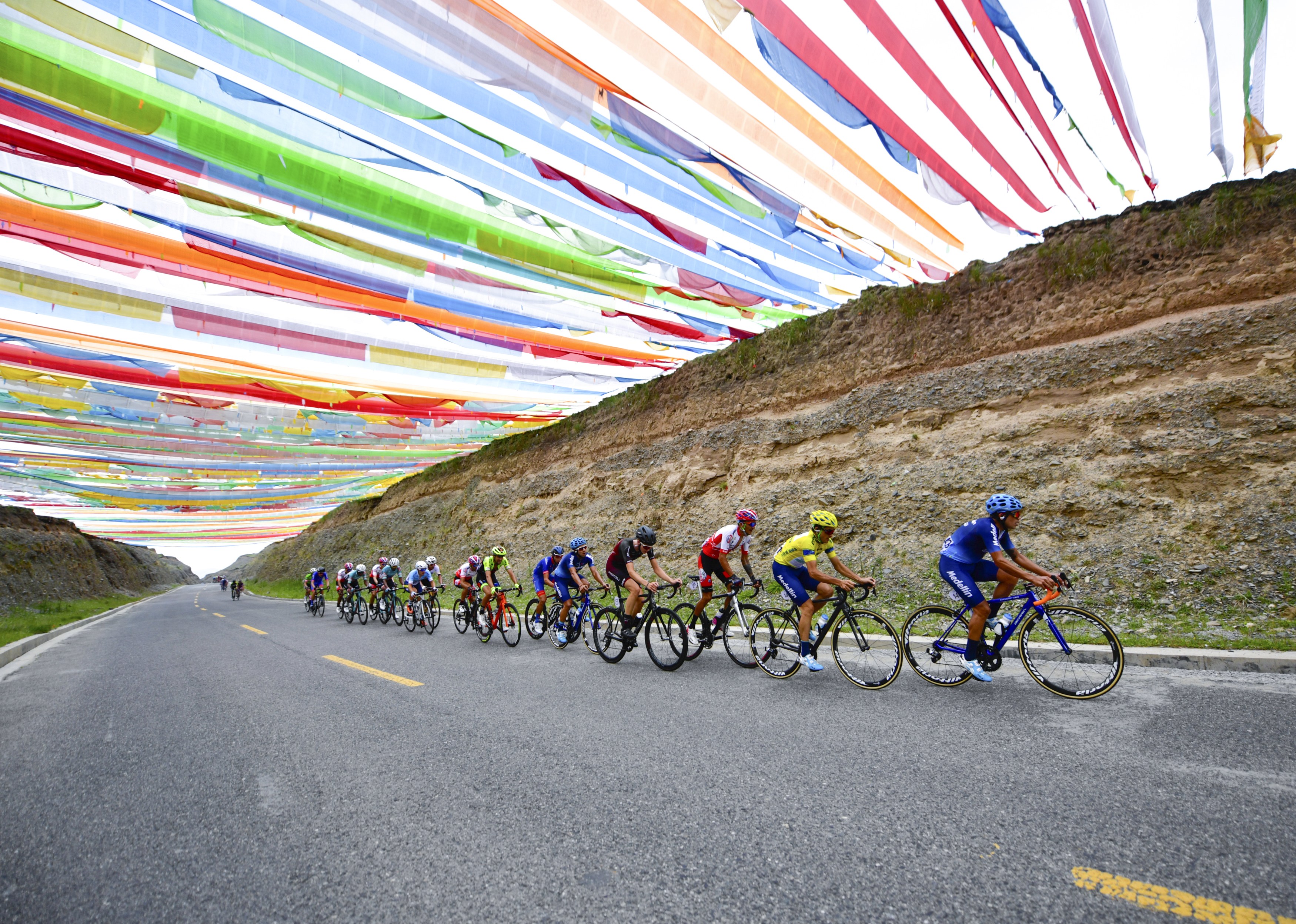 自行车——第十八届环青海湖国际公路自行车赛第四赛段赛况(6)