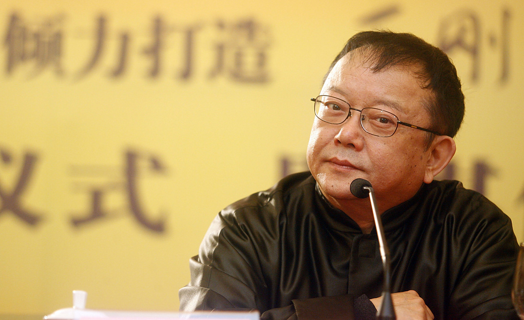 近日,有网友发现"和珅"的扮演者演员王刚,将多个社交平台账号下的内容