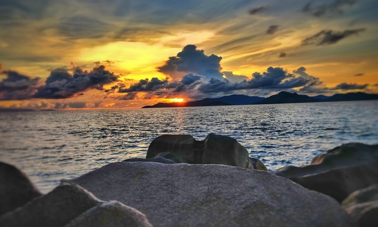 这处海边风景清新美丽,看了让人感觉心情愉悦.