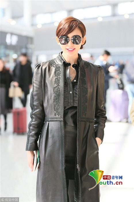 林志玲穿长款黑皮衣踩筒靴 涂粉唇完美驾驭芭比粉