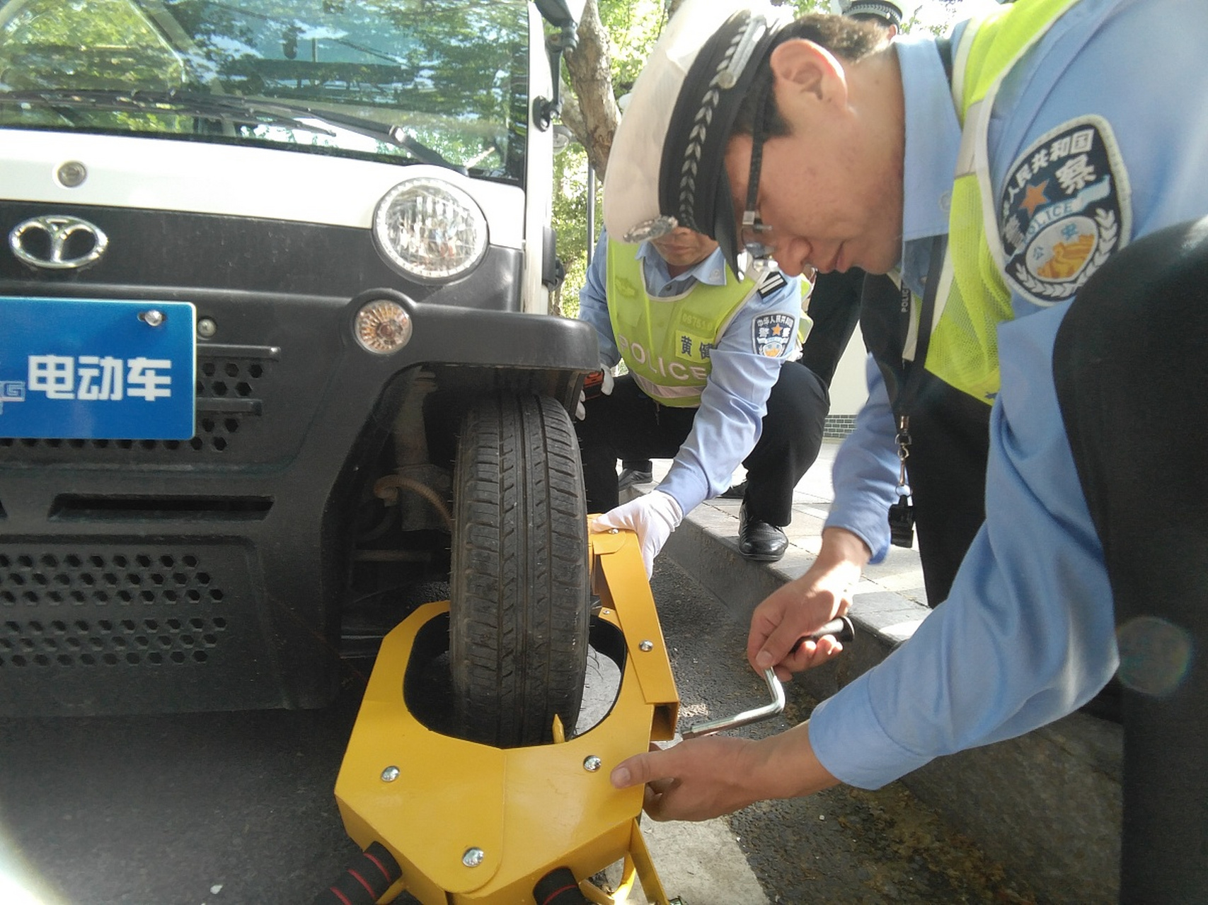 最近,一则关于城管锁车的新闻引起了人们的关注.