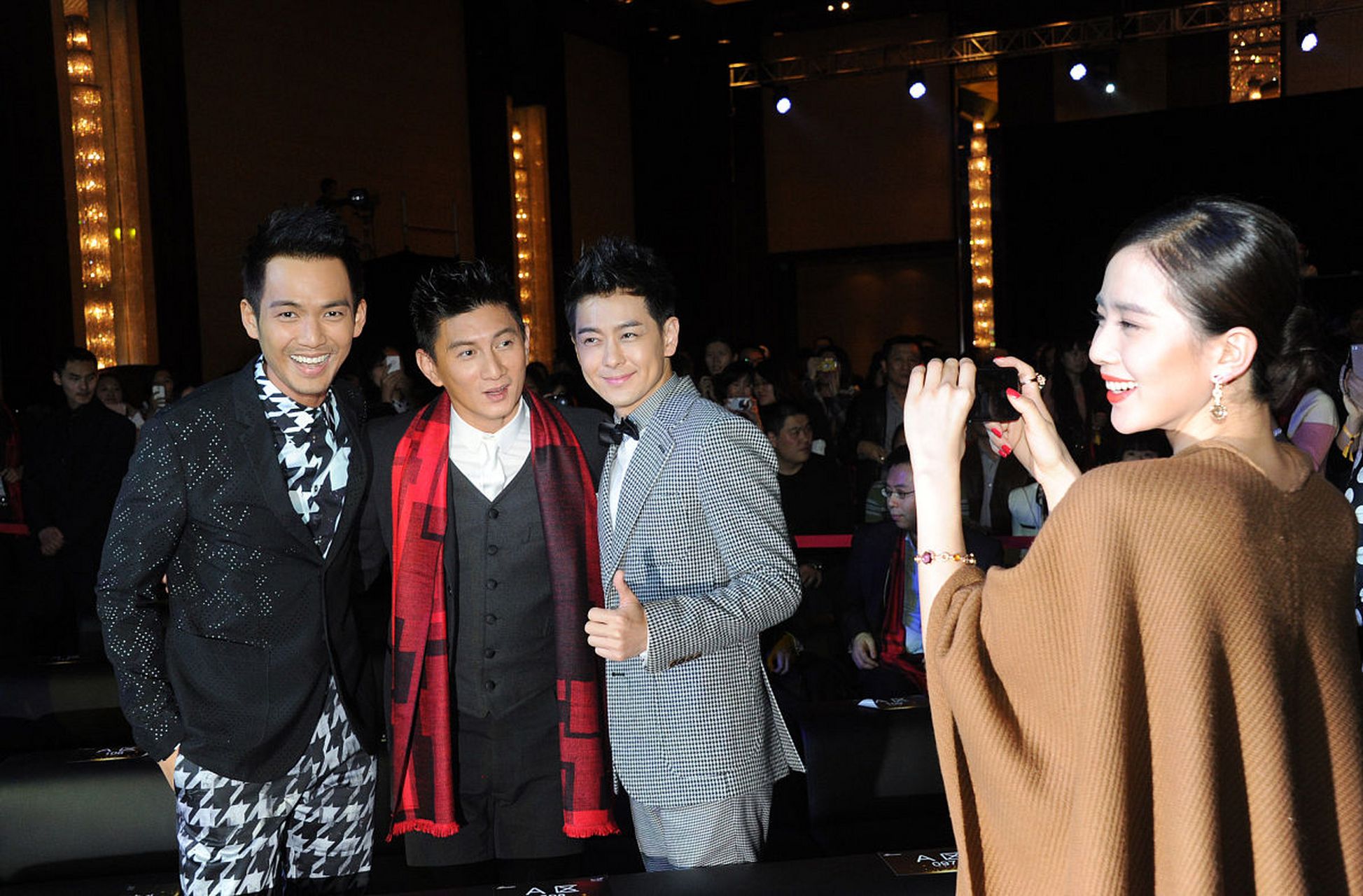 能让刘诗诗帮忙拍照,难怪钟汉良,吴奇隆和林志颖,都笑的这么开心[嘻嘻