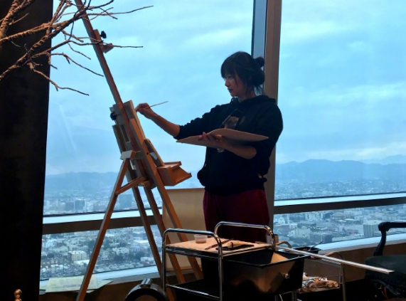 徐静蕾微博晒近照,认真画画的样子真美,只是绿袜子太吸晴了吧