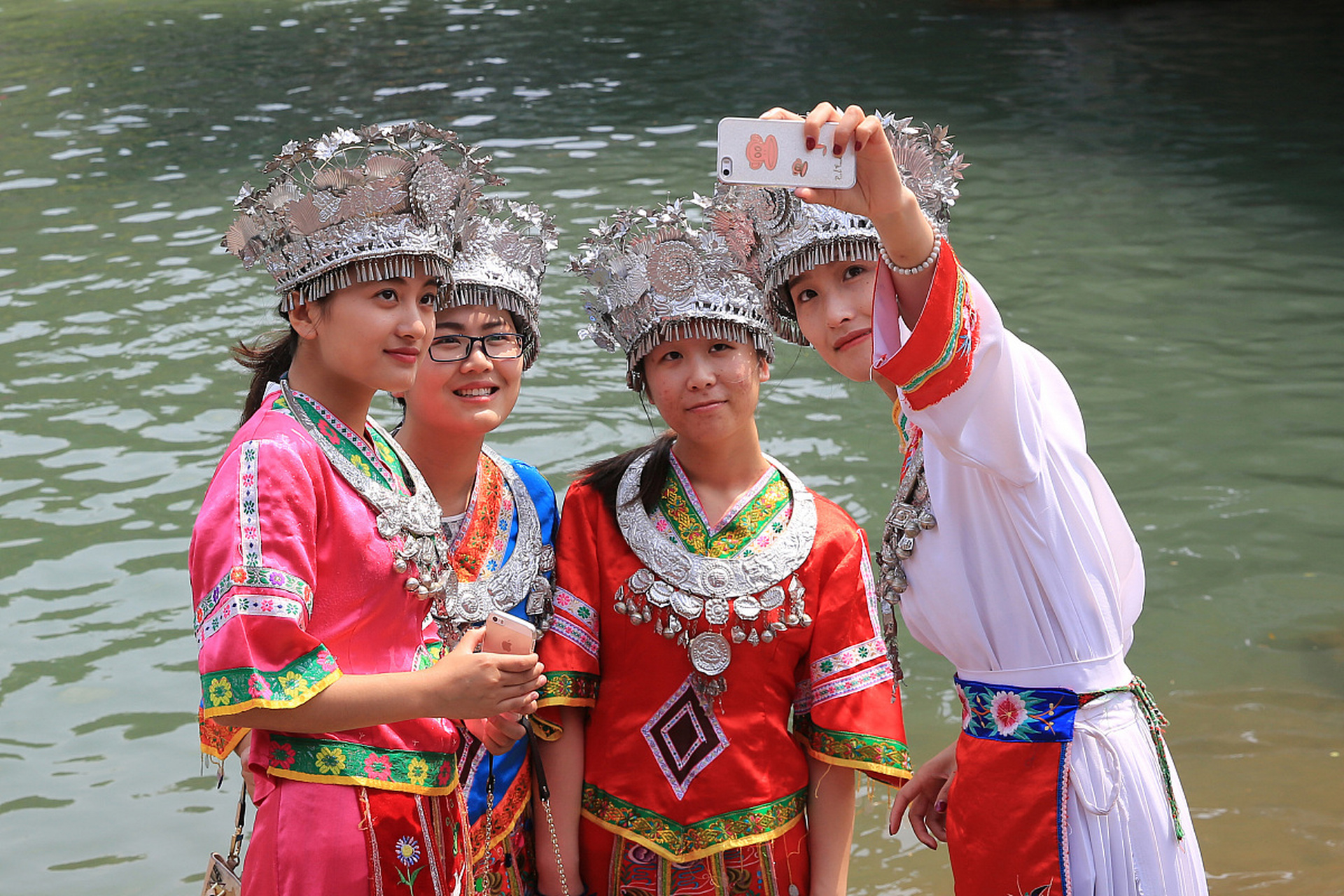 刘三姐,这位壮族民间传说中的传奇人物,她的故事与歌谣在南宋王象之的