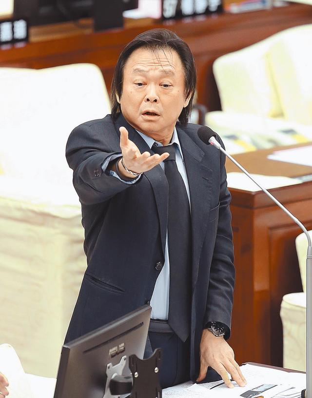 王世坚谈"郭柯王结盟":柯文哲在迎财神郭台铭,柯把郭当成"富爸爸2.0"