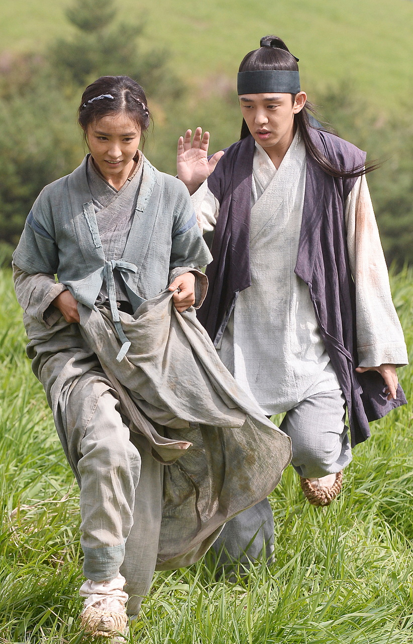 《六龙飞天》是一部以朝鲜太宗李芳远为中心的历史剧,讲述了六位个性