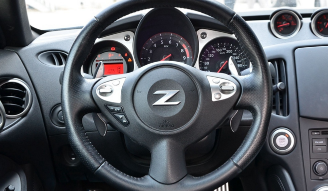 进口日产370z方向盘没特别要求,就是觉得很顺手,也很好开,而且操控