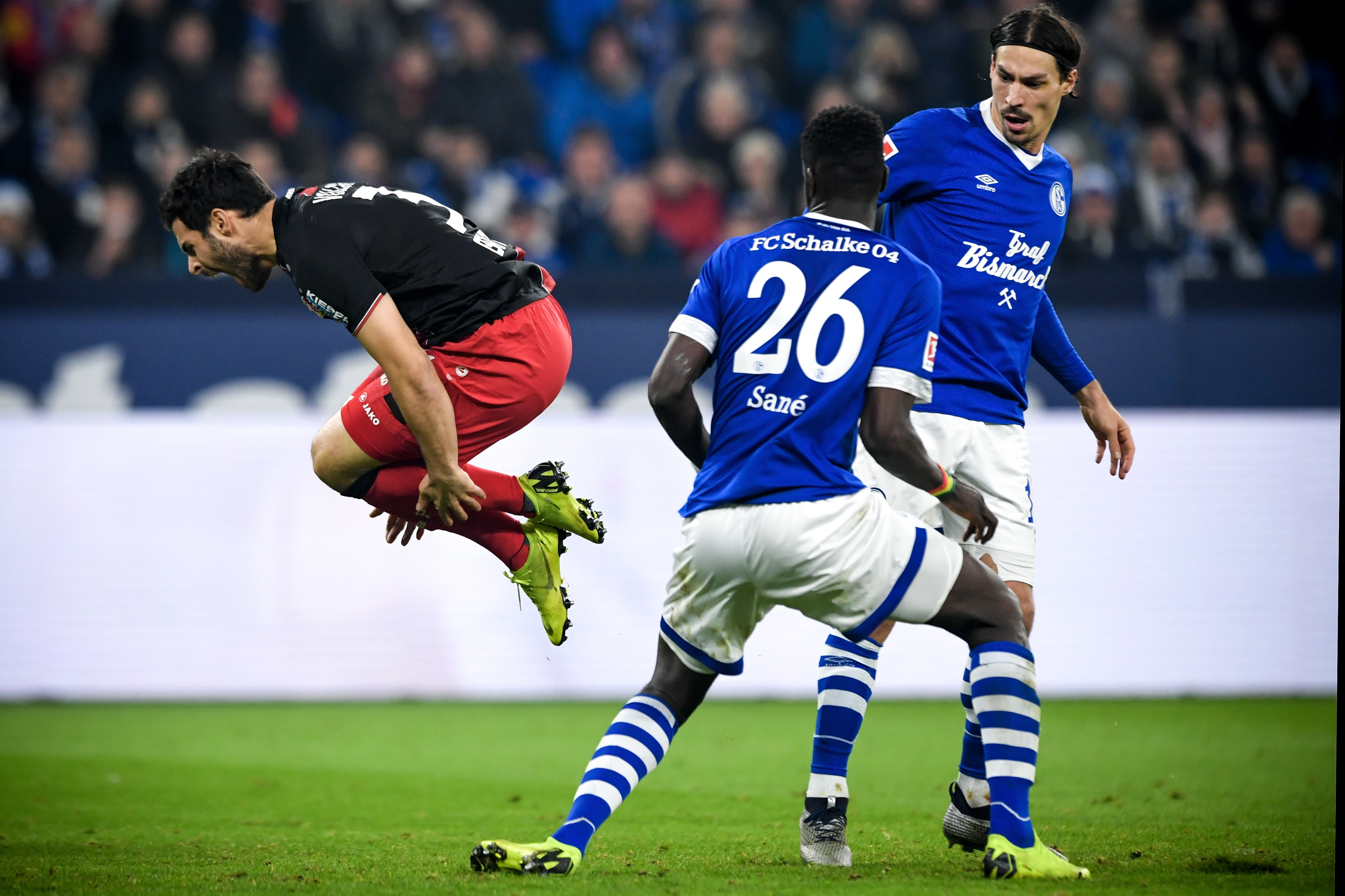 足球——德甲联赛:勒沃库森胜沙尔克04(3)