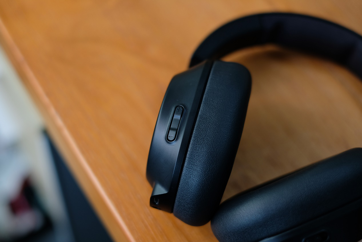 左侧耳罩留了音量调节按钮,3.5mm音频接口以及micro usb 充电接口.