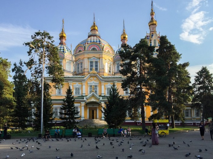 在这个山丘上,可以完整的看到阿拉木图市的夜景,由于处于地震带,所以