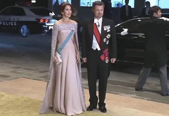 57岁安倍昭惠挑战皇家礼仪?即位大典玩新潮时尚,晚宴和服太少女