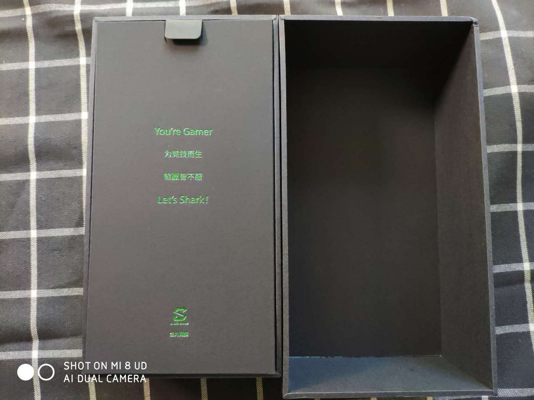 黑鲨新机helo小雷已收到货,不过还真是名副其实,连包装盒都这么黑.