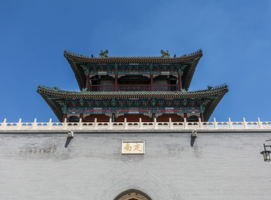 它讲述了鼓楼的拆建和重修的历史和它的地理文化遗产.