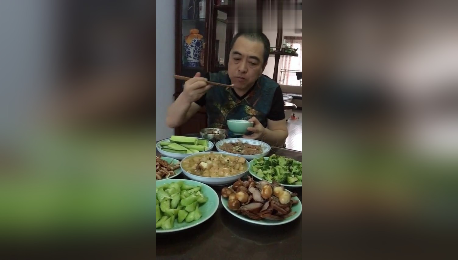 每次看这个东北大哥吃饭,都吃的特别香,胃口真好,看的