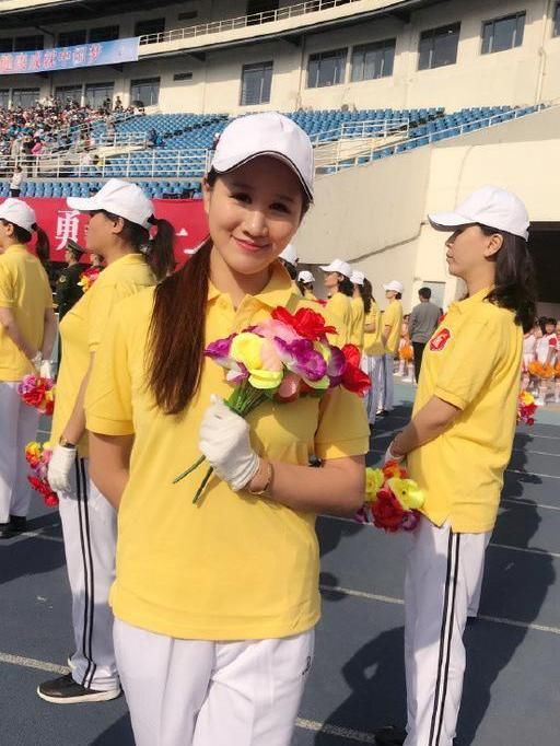 杜锋妻子马晨菲过32岁生日, 手捧鲜花很美丽, 疑似已与杜锋离婚