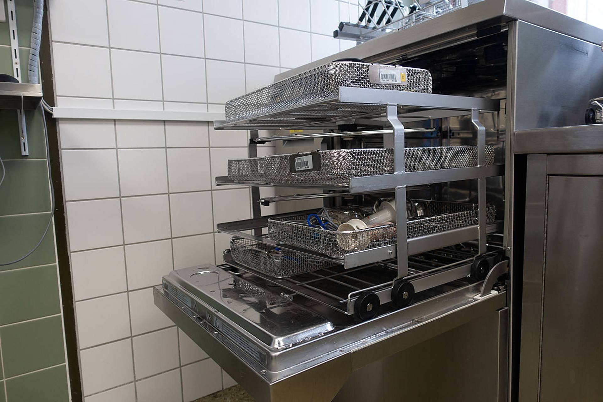 商用洗碗机是餐饮行业和其他商业场所常用的设备,用于快速高效地清洗