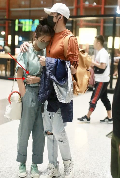 杨烁携妻子现身,有谁注意到王黎雯手放的位置:装都懒得装