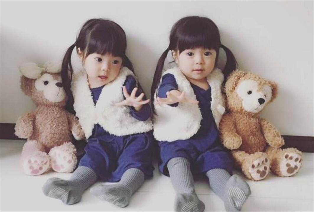 "双胞胎姐姐"抱"双胞胎弟弟"走红,网友:双倍的幸福