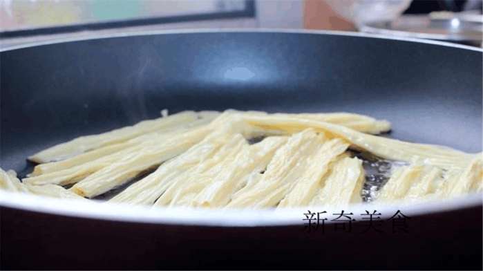 巧媳妇在家自制辣条,麻辣爽口,干净卫生,老公儿子抢着吃