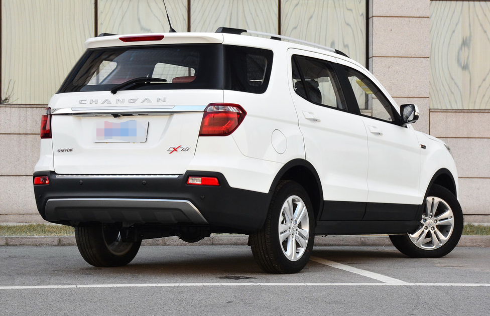 长安cx70的外观整体大气,美观,时尚,科技感十足,开着也算可以,很实在