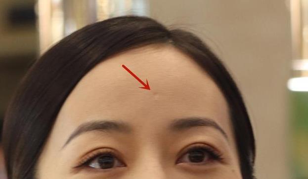 韩雪穿白礼服喝香槟精致优雅,没想到额头上的坑印亮了!