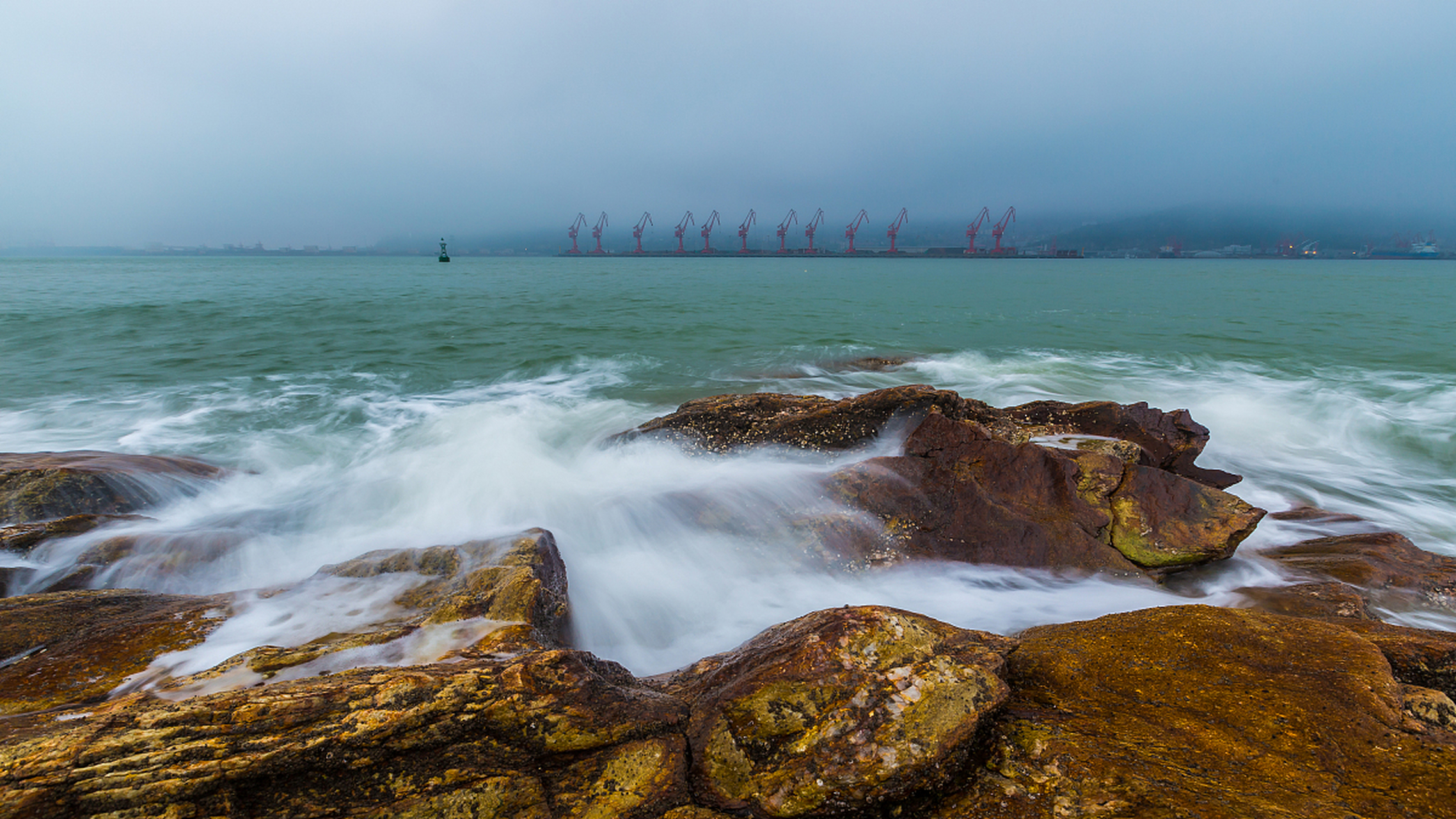 连云港连岛,又称东西连岛,位于江苏省连云港市东海县东部沿海,是江苏