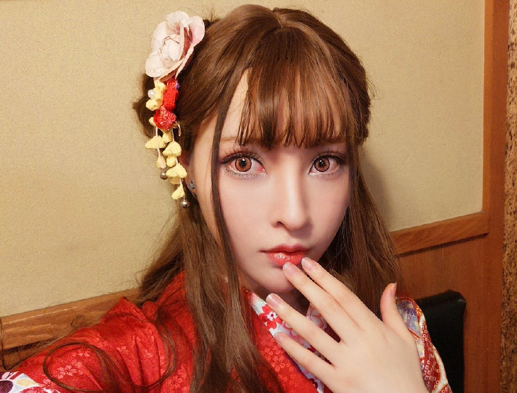 夙胤言生,喜欢cos的网友都会认识,不得不说夙胤言生长得十分的精致.