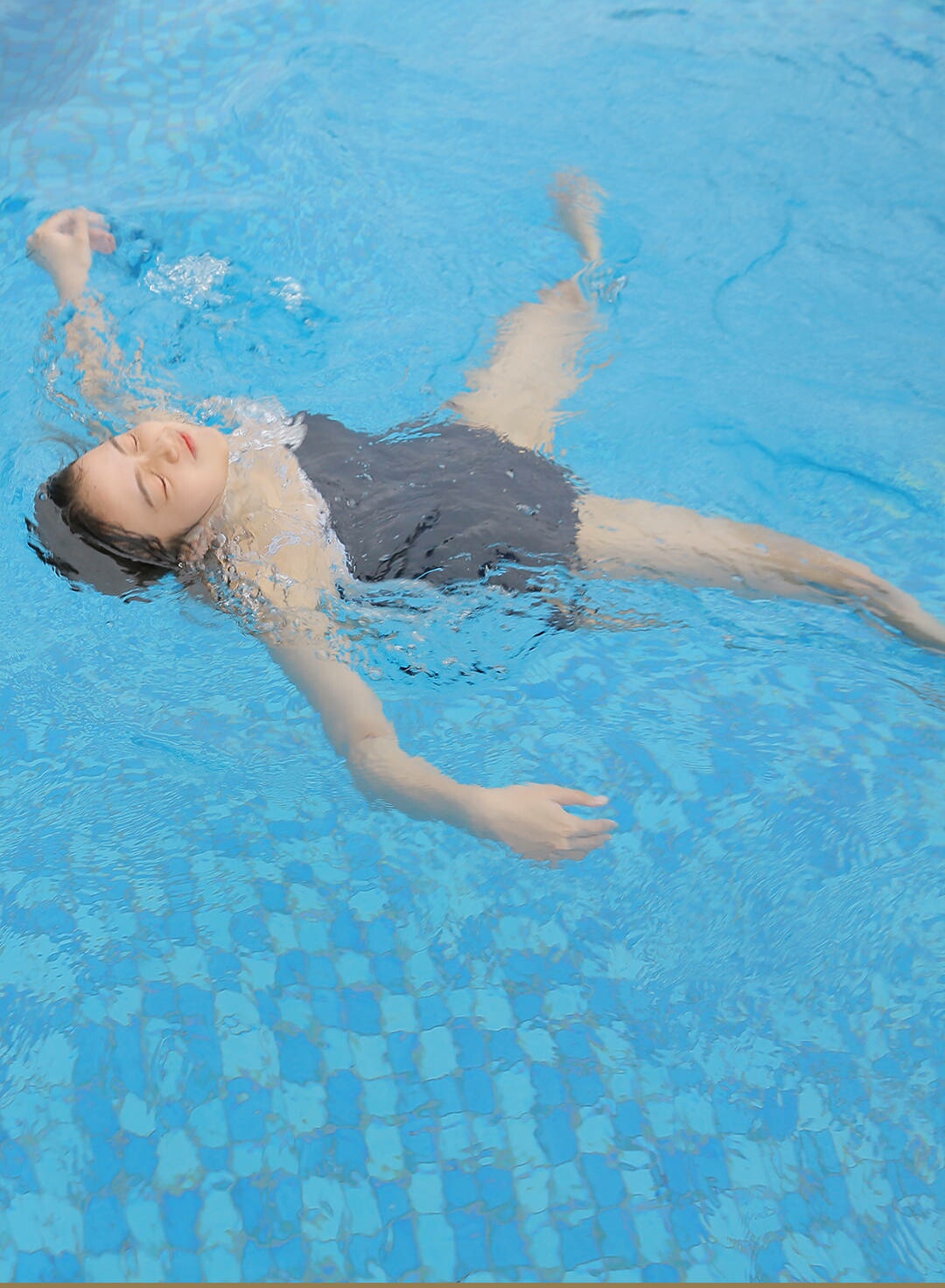 满满胶原蛋白的少女泳装照,是萌萌哒小女生没错了