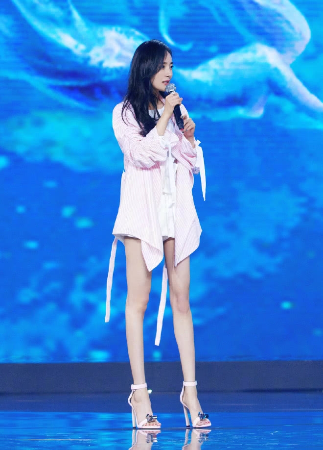 杨幂离婚后首次现身,身材暴瘦,大长腿变成了"竹竿腿"