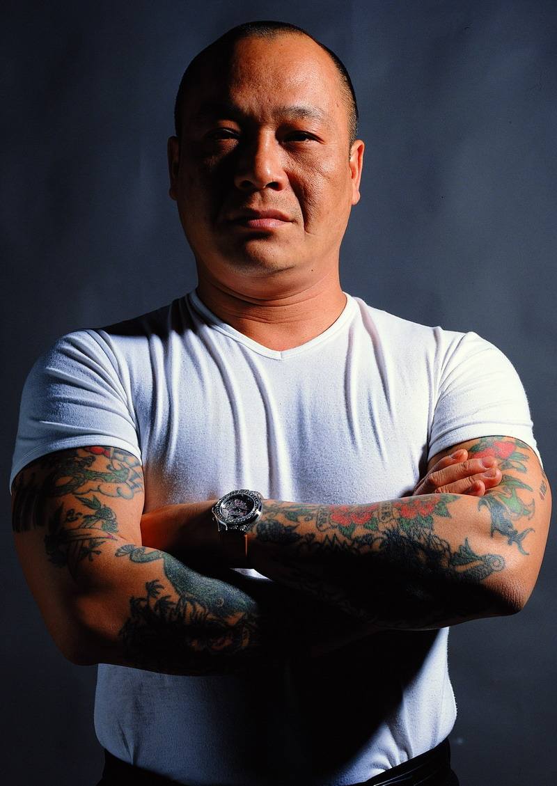 他是电影《古惑仔》陈浩南的原型,曾身家千万,却如今在酒吧商演