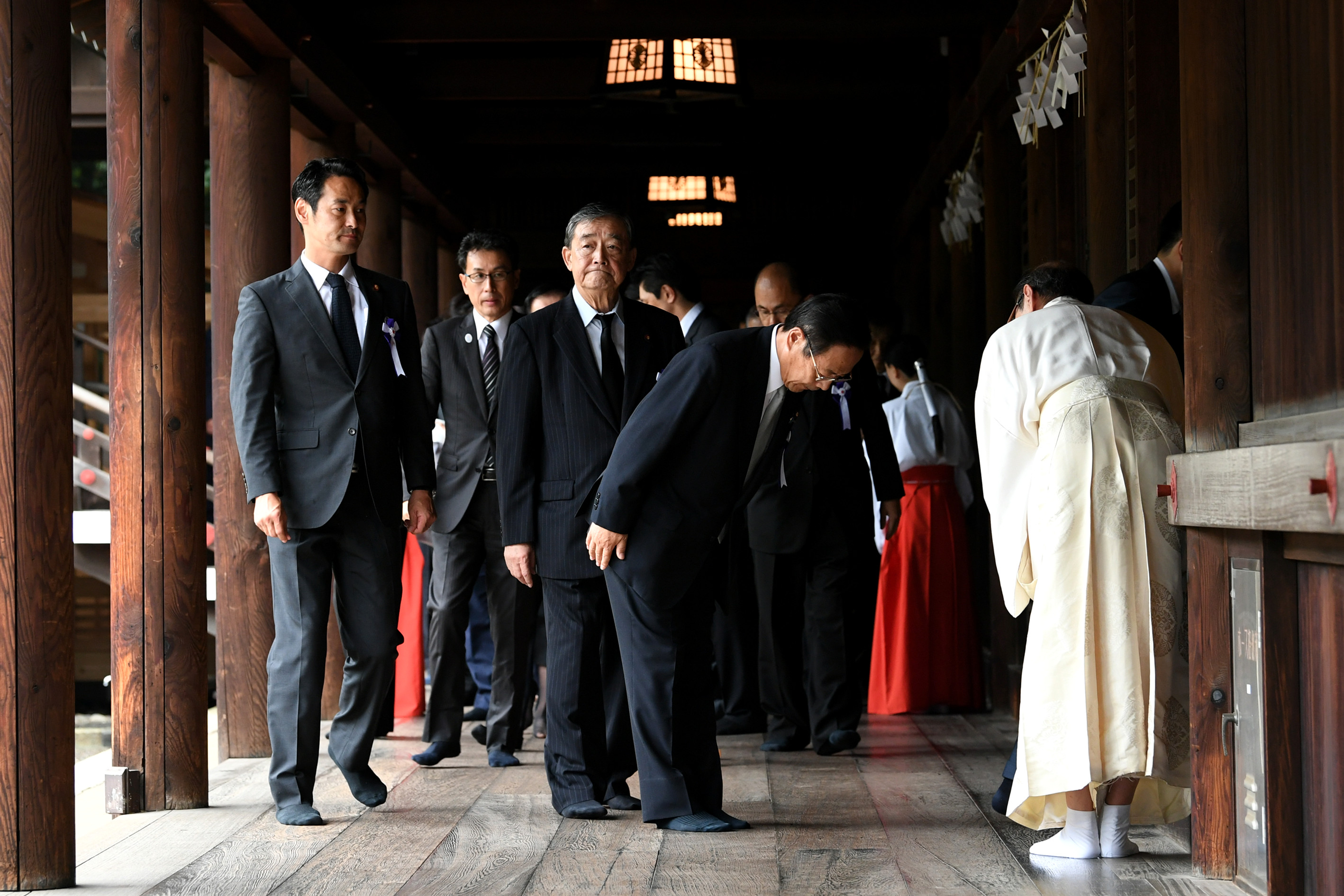 日本首相安倍晋三向靖国神社献祭品