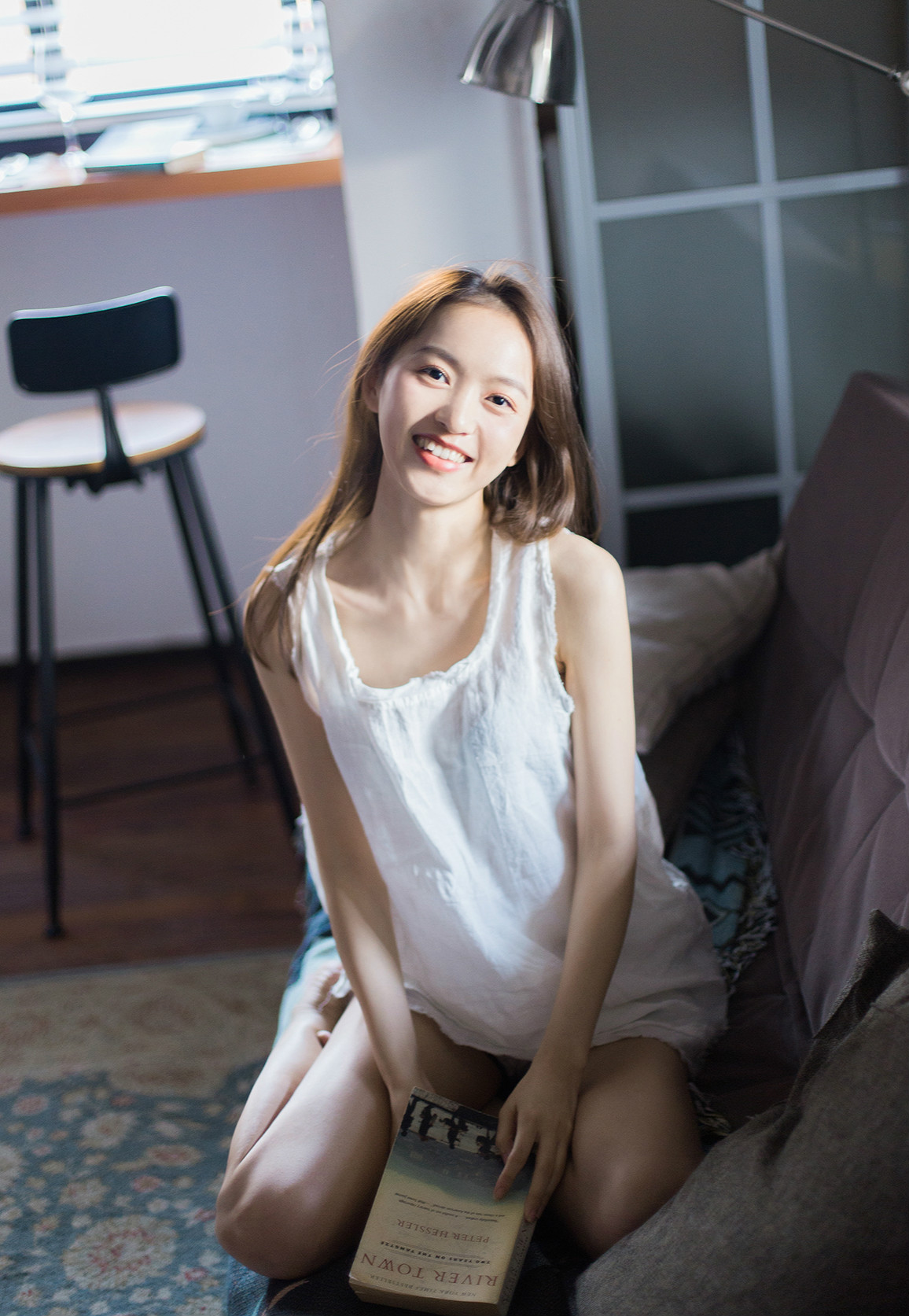 阳光下的午后 慵懒的白净的俏皮女孩!