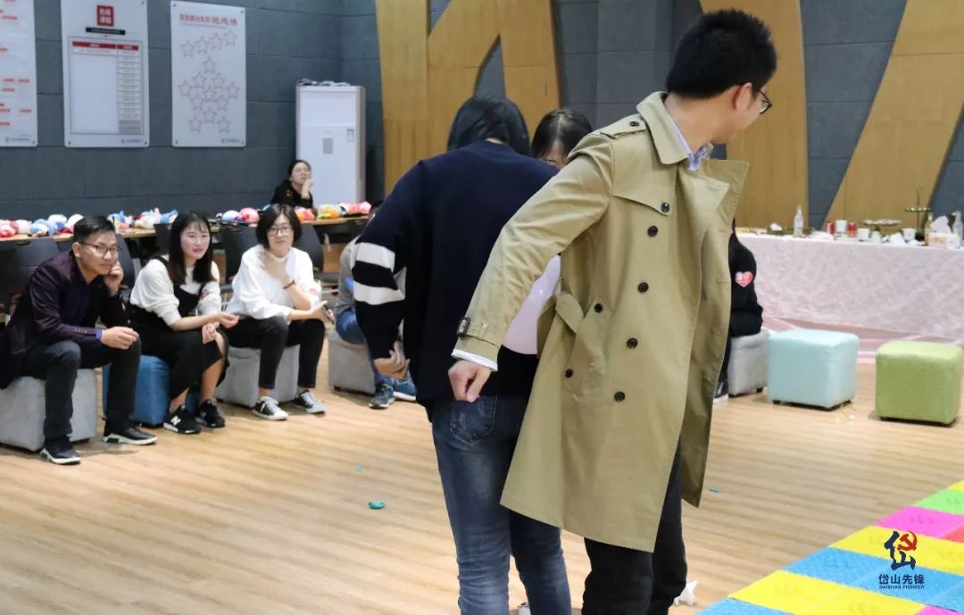 背对背挤爆气球