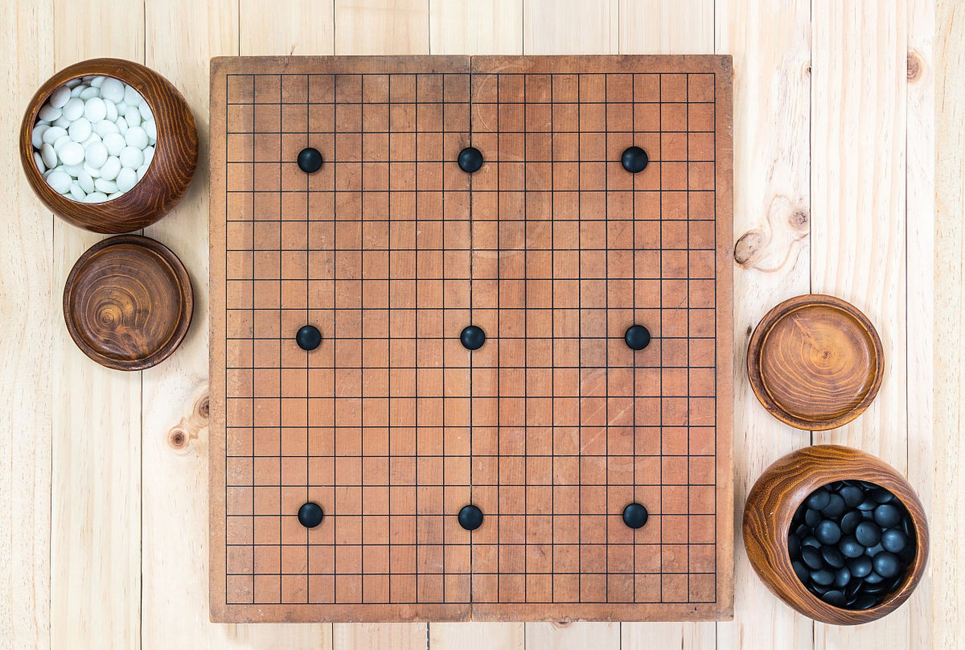 围棋是中国古代四大艺术之一,使用黑白二色棋子在格状棋盘上对弈,变化
