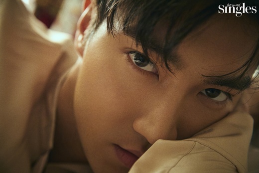 崔始源最新画报公开 散发独特魅力登杂志封面