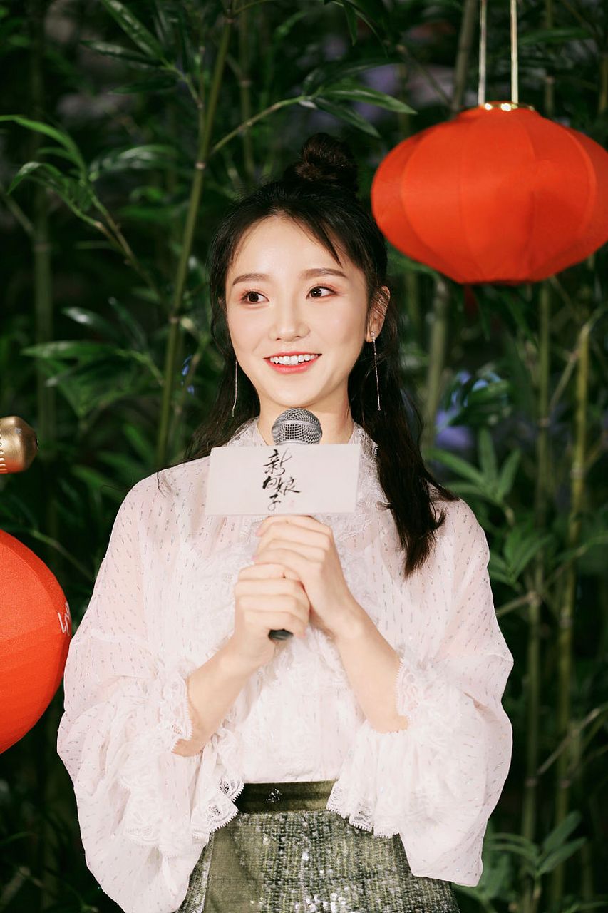 在这组写真中,肖燕身着橘色的卫衣搭配短款高腰牛仔裤,展现出她纤细