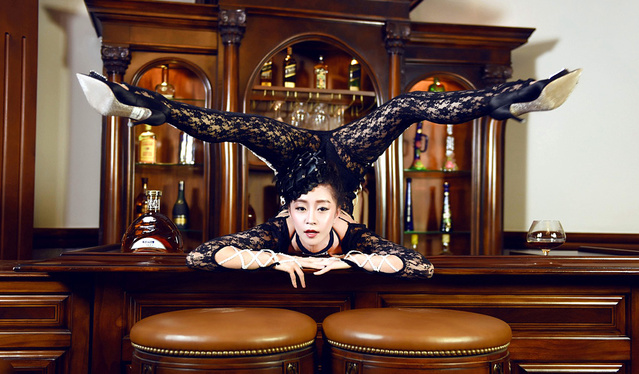 中国柔术孙菲女王教你打台球,柔软身躯任人摆布!