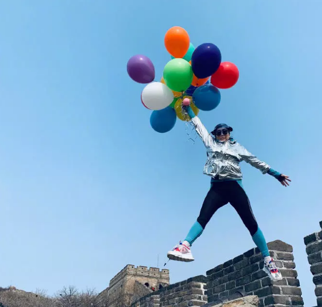 钟丽缇与老公爬长城,彻底放飞自我,举气球开心到"飞起来"