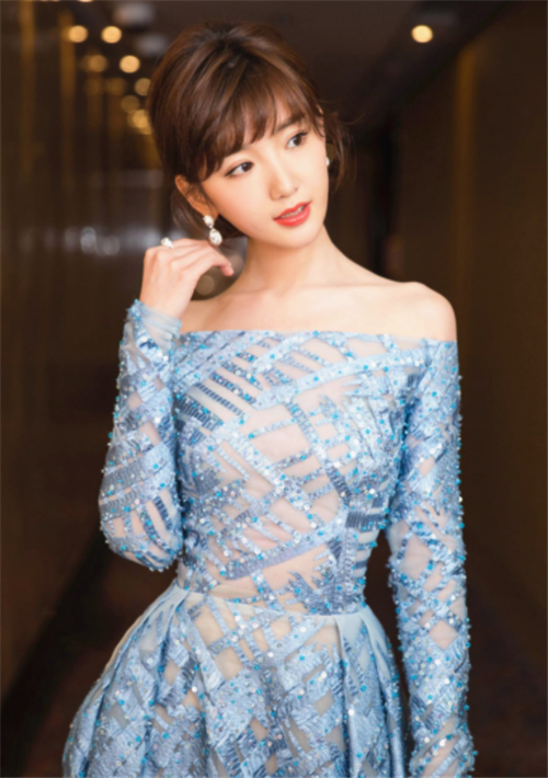 毛晓彤"激吻"姜潮,表情撩人心动,网友:这是个小妖精啊!