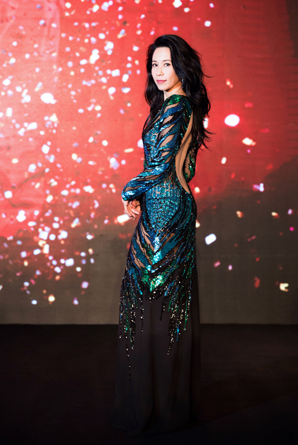 莫文蔚身着roberto cavalli 18早春系列礼服裙